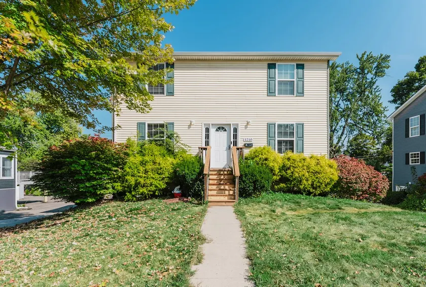 Massive 3BR with Office & Large Living/Dining - Image 1
