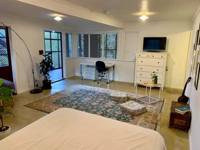 Charming City Suite - Image 1