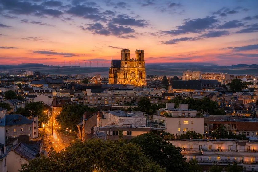 Family Cozy Haven with Cathedral View, Terrace and Parking - Image 1