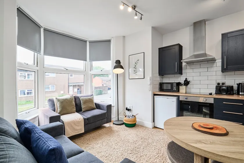 Cosy 2-Bed, 2-Bath Apt | Minutes to the Centre - Image 1