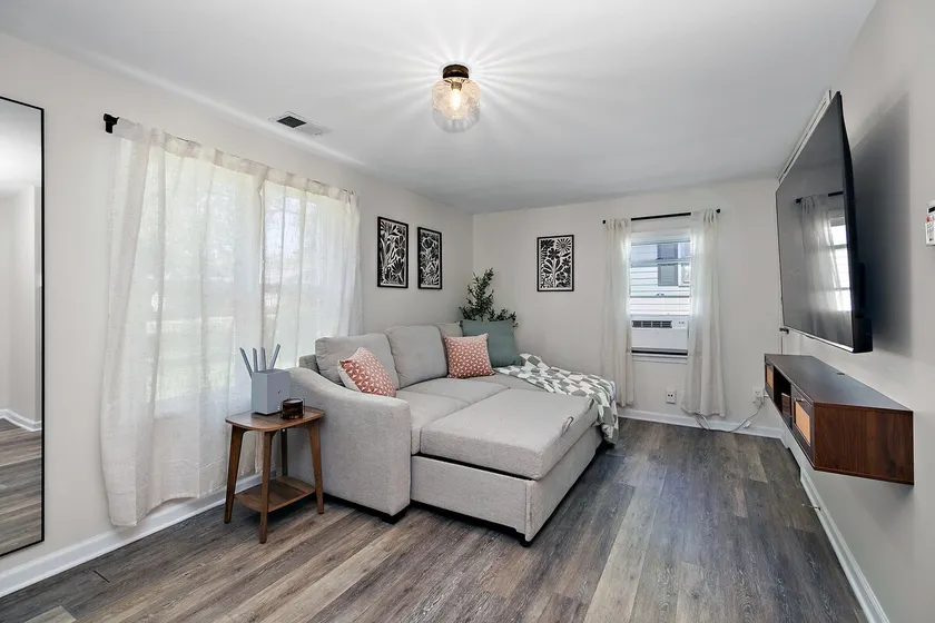 Petite Bradley Retreat - Image 1