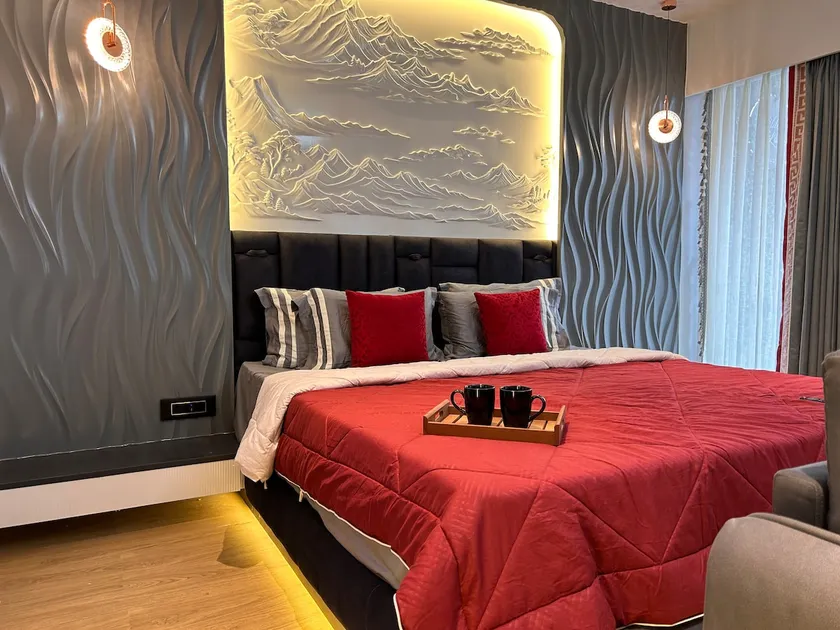 Elite Lounge|Luxe Suite|Near Airport|55” Smart TV| - Image 1