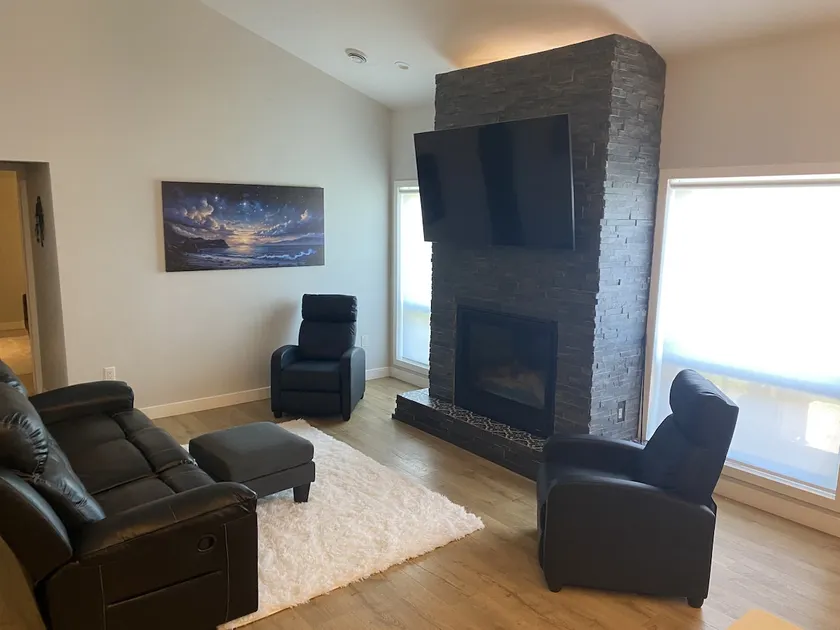 Stunning 3 Bedroom 2 Bath Modern and ready for you - Image 1