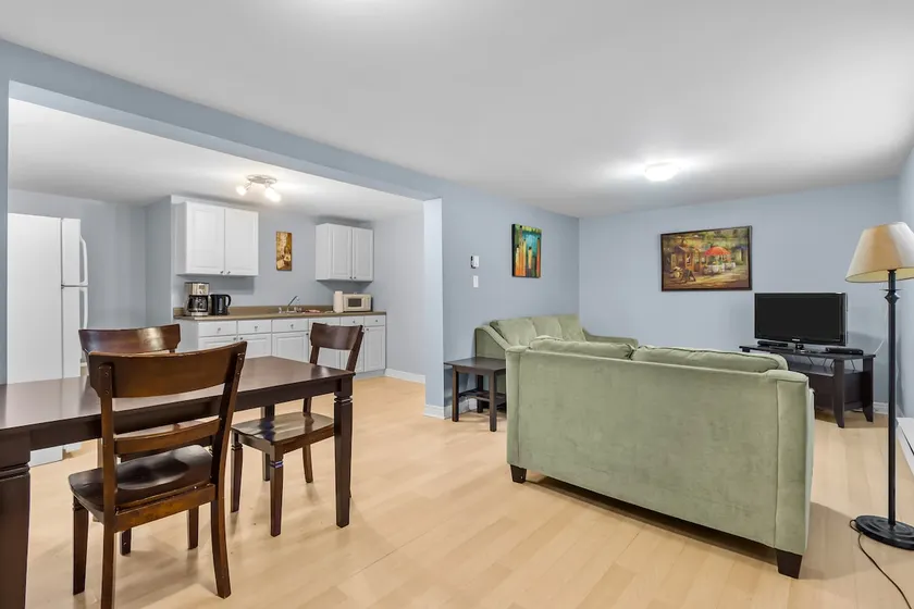 Cozy 2BR Loft Fast WiFi Parking - Image 1