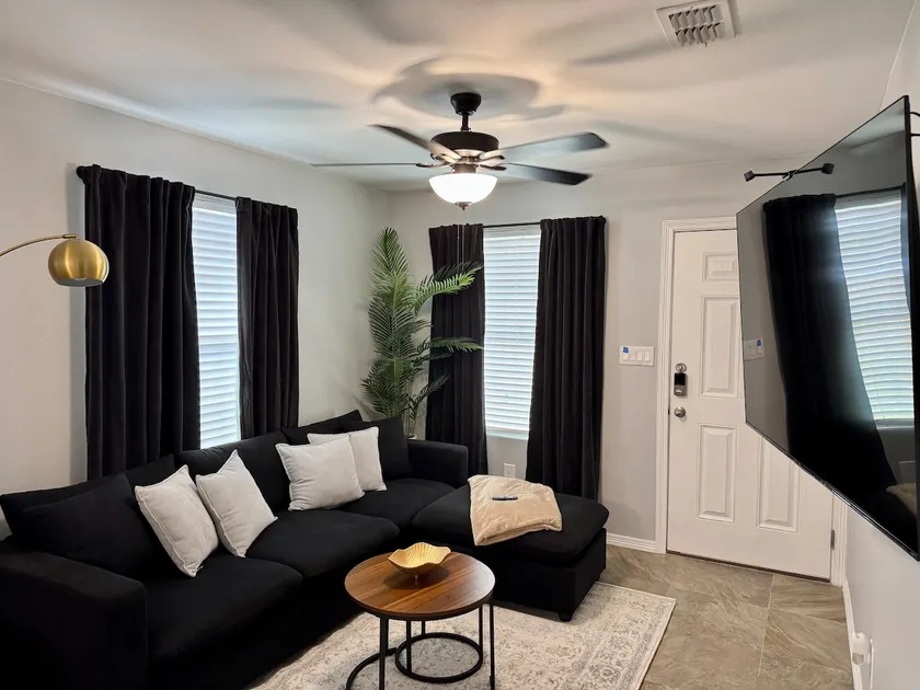 the Hideout-2 King Bed Apt- Airport/Highway - F - Image 1