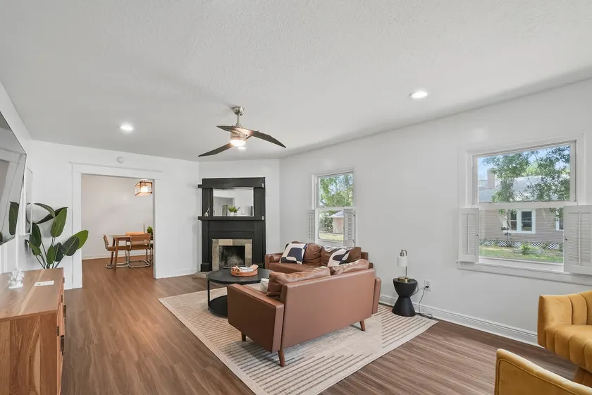 Spacious Blue Bungalow in Historic District | 3BR - Image 1
