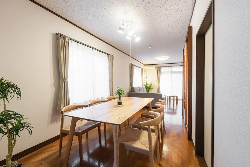 6 minutes to Matsumoto Station, 7 minutes to the castle, 1 minute to a convenience store, free parking for 2 cars, maximum 10 people - Image 1