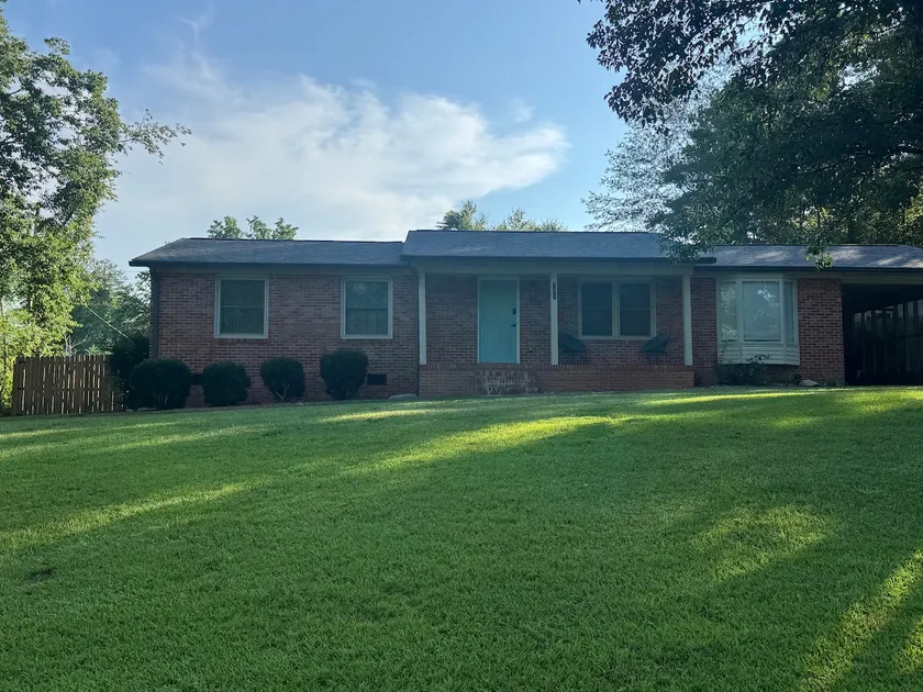 Southern Comfort. Salem, SC. - Image 1