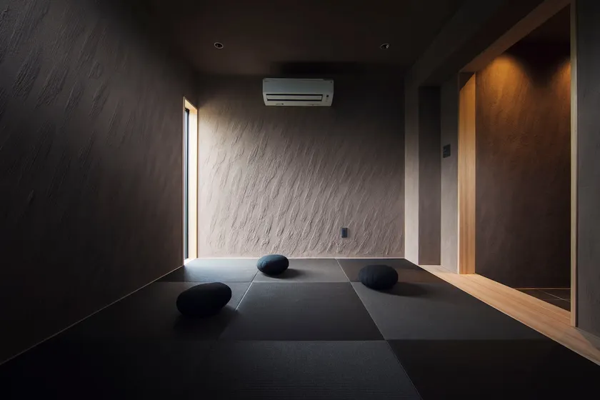 Entire rental retreat with footbath | 3 rooms with 4 beds each | Healing room-only stay | Maximum 12 people | Parking for 20 cars! - Image 1
