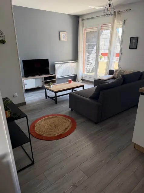 Large quiet 3-bedroom apartment, sleeps 6 - close to the beach/expressway - Image 1