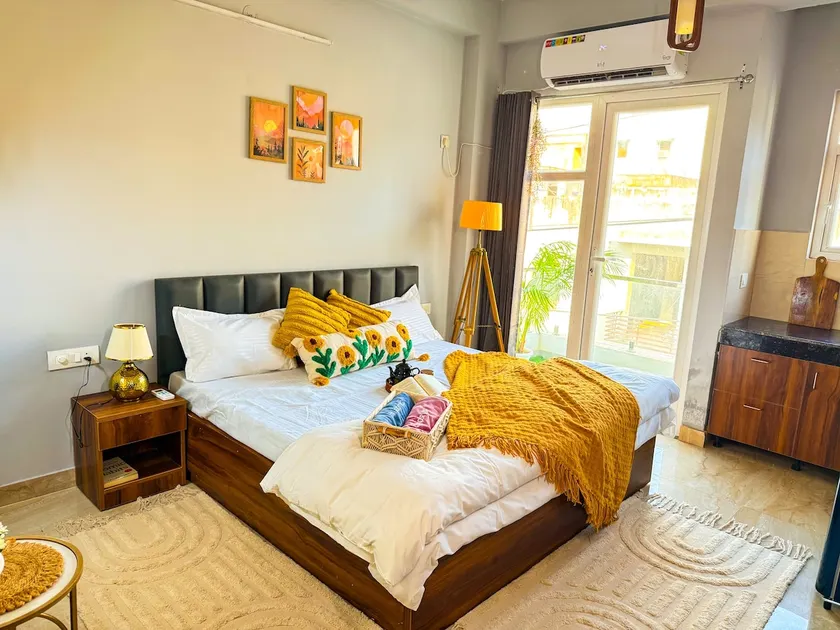 Bliss Nook - Cozy & Serene Stay Near Medanta Hospital - Image 1