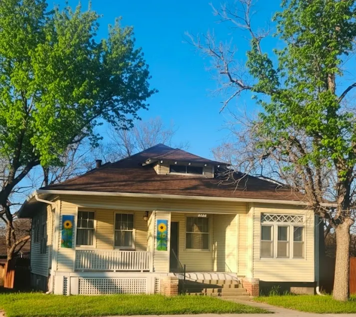 Sunflower house in Lovely Lawrence Kansas - Image 1