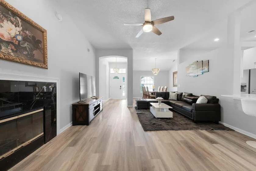 Stylish Spacious Modern 4BR@Beach College Central - Image 1