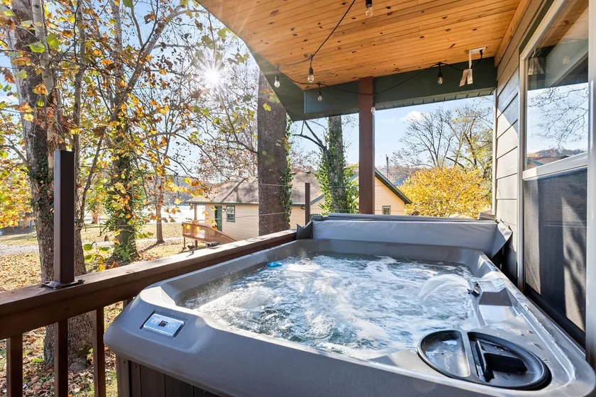 Family Friendly - Private Hot Tub and Lake View - Image 1