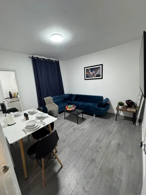 City Escape Stylish 4 bedroom house in Nottingham Sleep 9 - Image 1