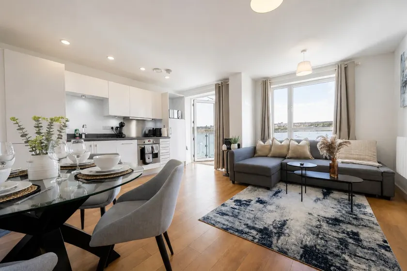 Stunning 4th-Flr Views | Sleeps 4 + Parking - Image 1
