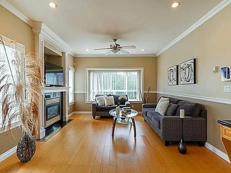 Gorgeous Home across Multi-Sport and 2 NHL rinks. - Image 1