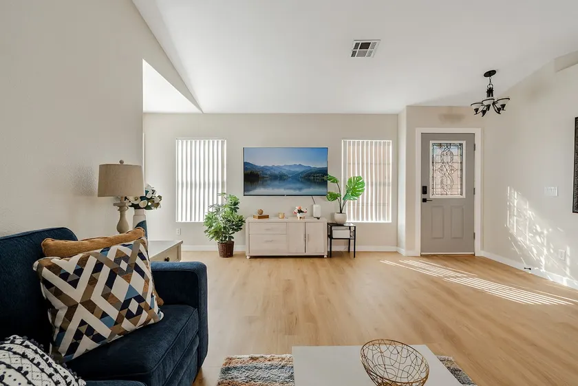 Renovated•Spotless Home•New Furniture•Quiet•Near60 - Image 1