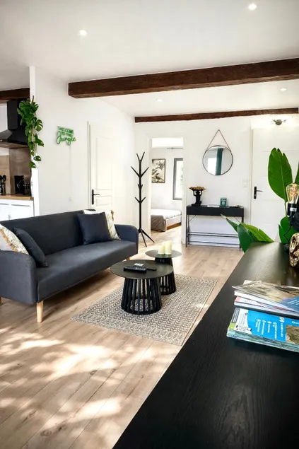 Urban Jungle - Designer 1-bedroom apartment with air conditioning - Image 1