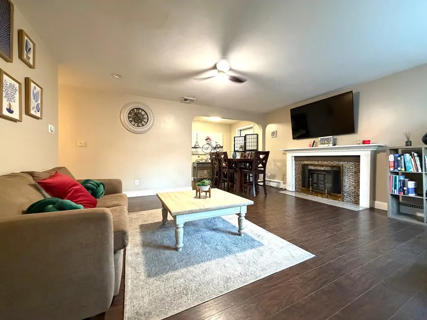 Entire house for big group-4 bedrooms -minutes from Hartford - Image 1