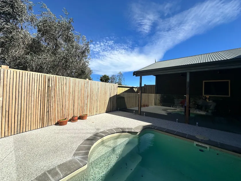 Relaxing poolside house in prime beach location - Image 1