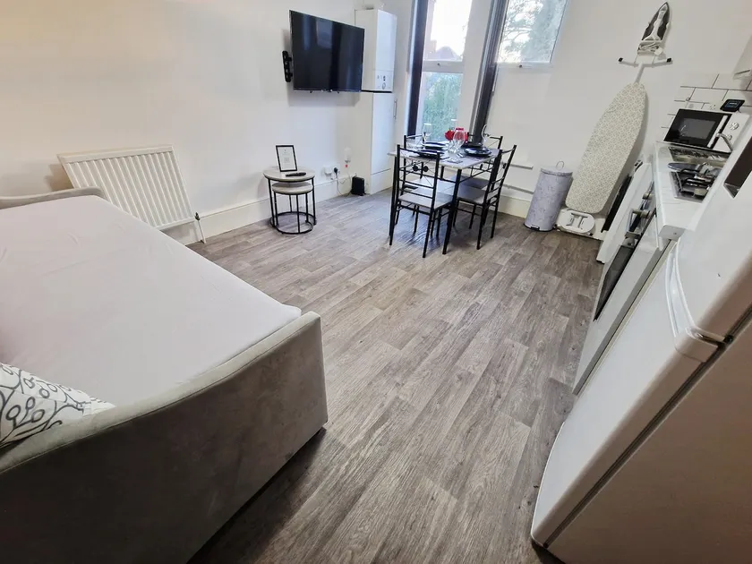 Modern flat in an affluent area for up to 6 guests - Image 1