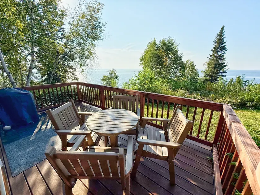 Lakefront Lower 1 Bedroom Condo - Image 1