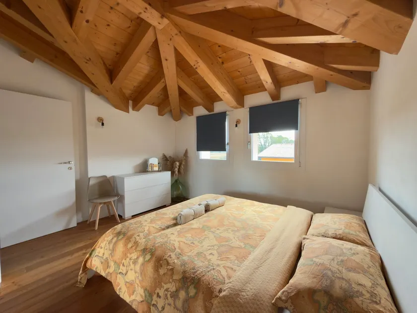 Elegant attic with exposed beams - Image 1