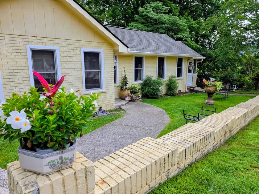 Walkable in town retreat. Enjoy fall colors! - Image 1