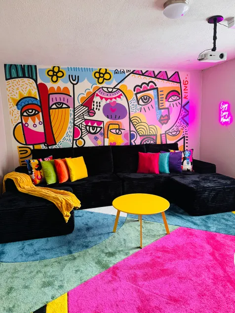 Cinema Room & Coffee Bar/ Free Parking / Downtown - Image 1