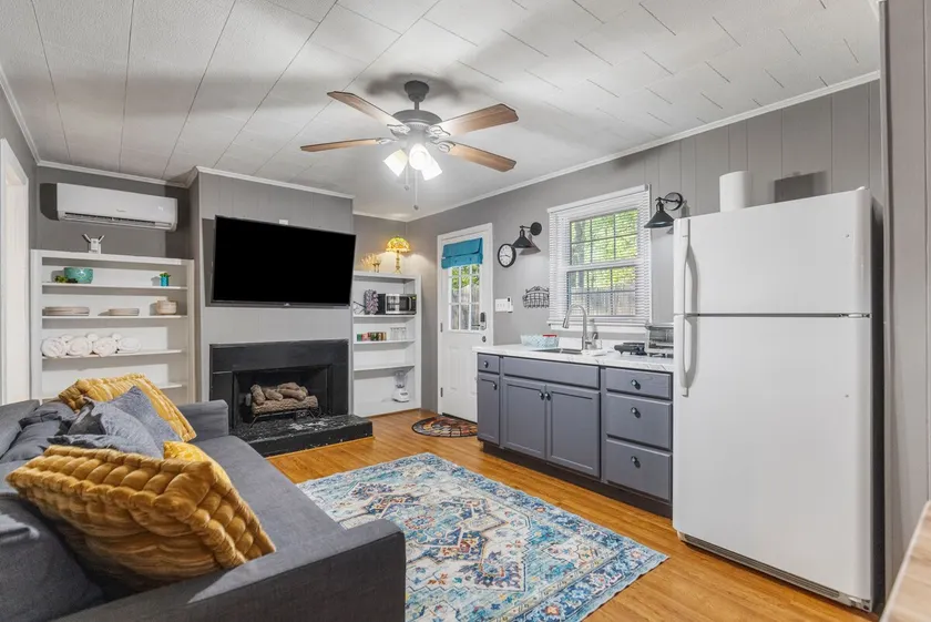 1BR King Suite Near GVL w/ Kitchenette - Image 1