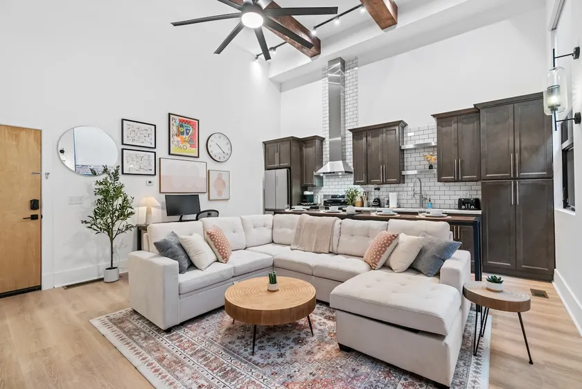 Chic Loft Style HighEnd King Suite~ 2Parking Spots - Image 1