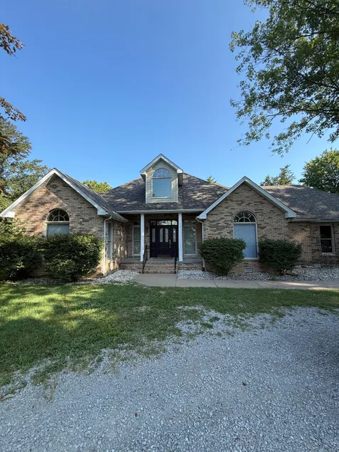 *The Hilltop Haven* close to SIU & Wine Trails - Image 1