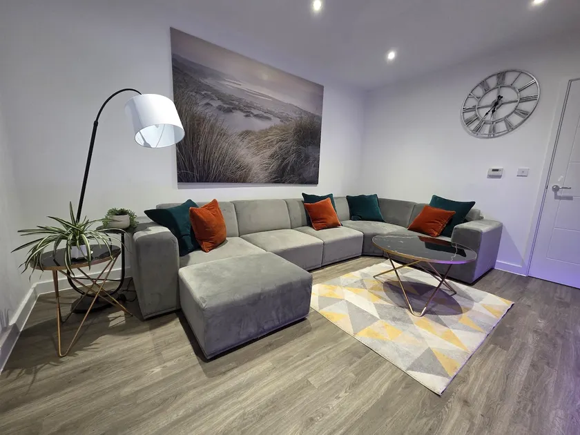 Luxurious 3 Bed & 3 Bath Hatfield House with Balcony View & Terrace Garden - Image 1