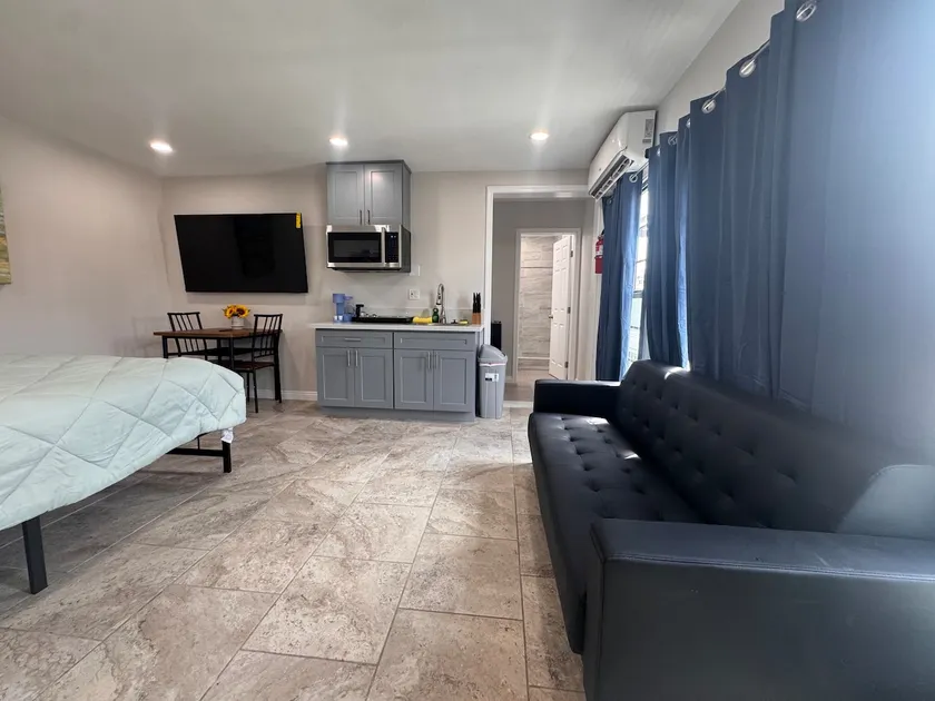 450 sq with private kitchen bathroom and parking - Image 1