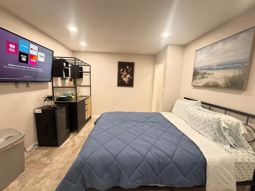 Private room with bathroom and parking C22 - Image 1
