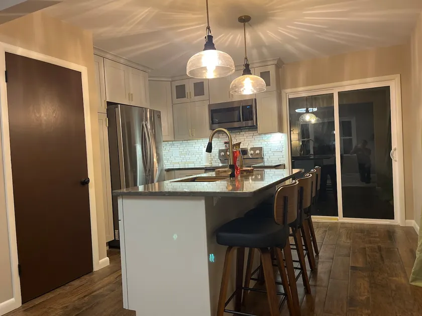 Modern Renovated Home • 10 Min to Penn State - Image 1