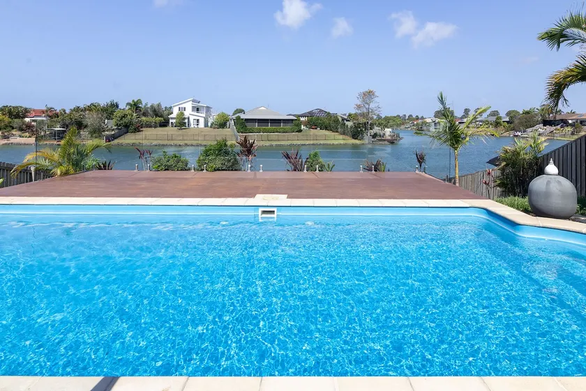 4-Bedroom Endeavour Poolside Escape - Image 1