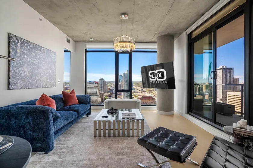 SoHo Signature Lounge | Skyline & Mountain Views - Image 1