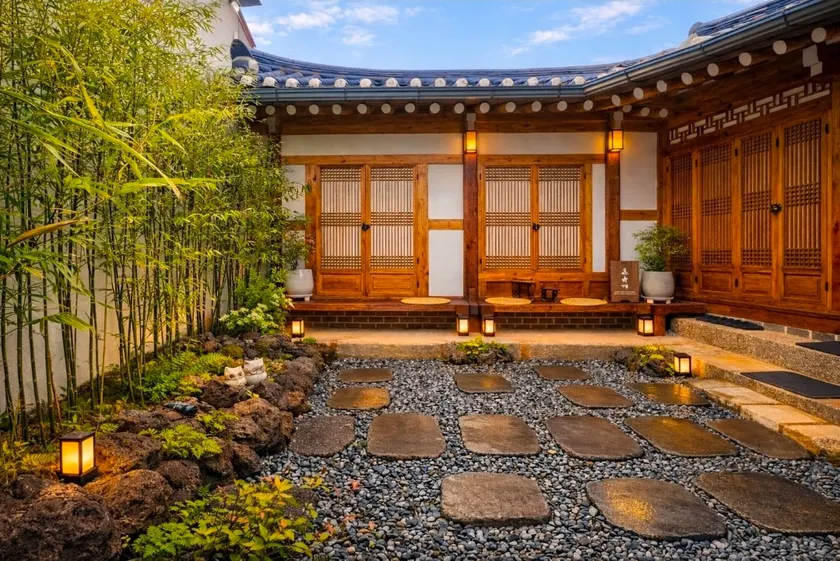 [Onnyujae] 100-year-old hanok single-family home. Warm traditional ondol room. 5 minutes from Gyeongbokgung Station. Korean garden. - Image 1