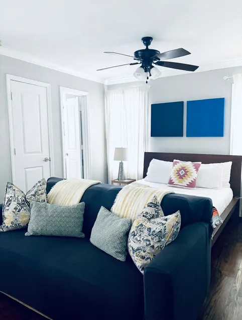 Chic & Classy Centrally Located Montrose Apartment - Image 1