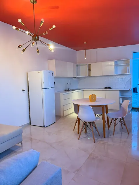 Elegant and centrally-located apartment - Image 1