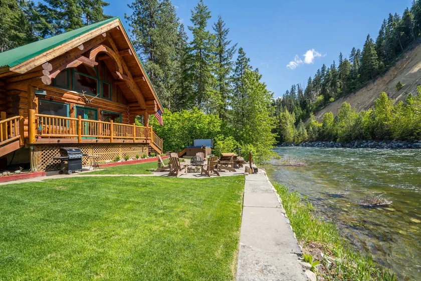 Riverside Log home, River Rock fireplace & hot tub - Image 1