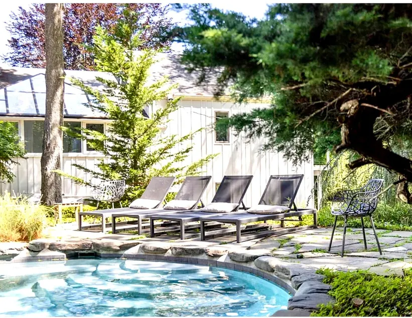 Sag Harbor Waterside Oasis w lush gardens and pool - Image 1
