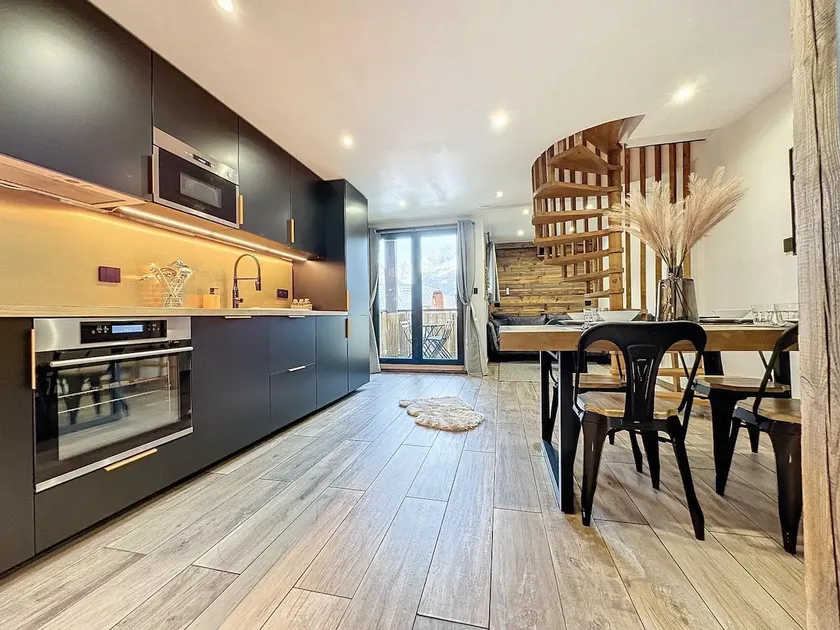 Modern 2BR Apt with Mountain Views & Private Parking - Image 1