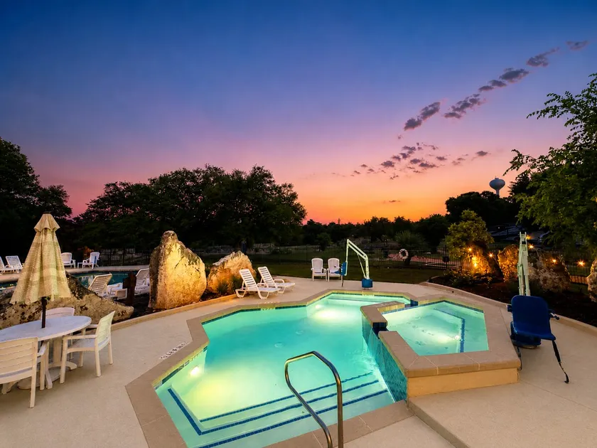 Lake Travis Cabin Family Fun Resort Pool & Hot Tub - Image 1