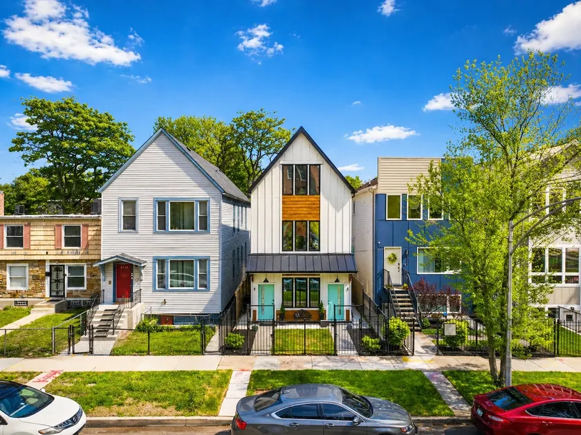 Black Chicago Gallery Solar 2BR Woodlawn Apartment - Image 1