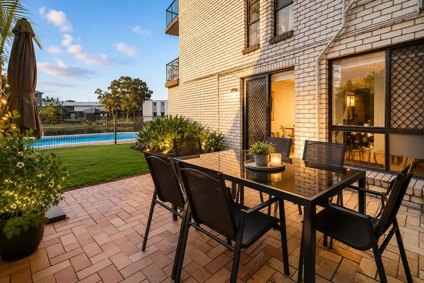 Hacienda Apt 2 Canal Front Waterfront Escape Stay - Image 1