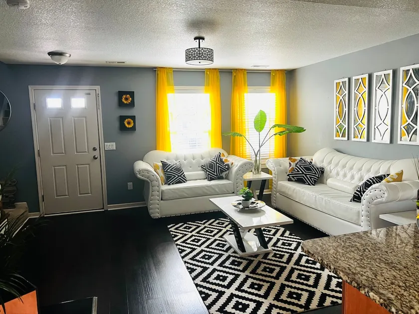 Fabulous large end unit townhouse. Clean, Cozy. - Image 1