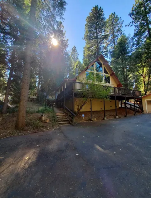 The Cozy Triangle | Large Windows & Nice Views - Image 1